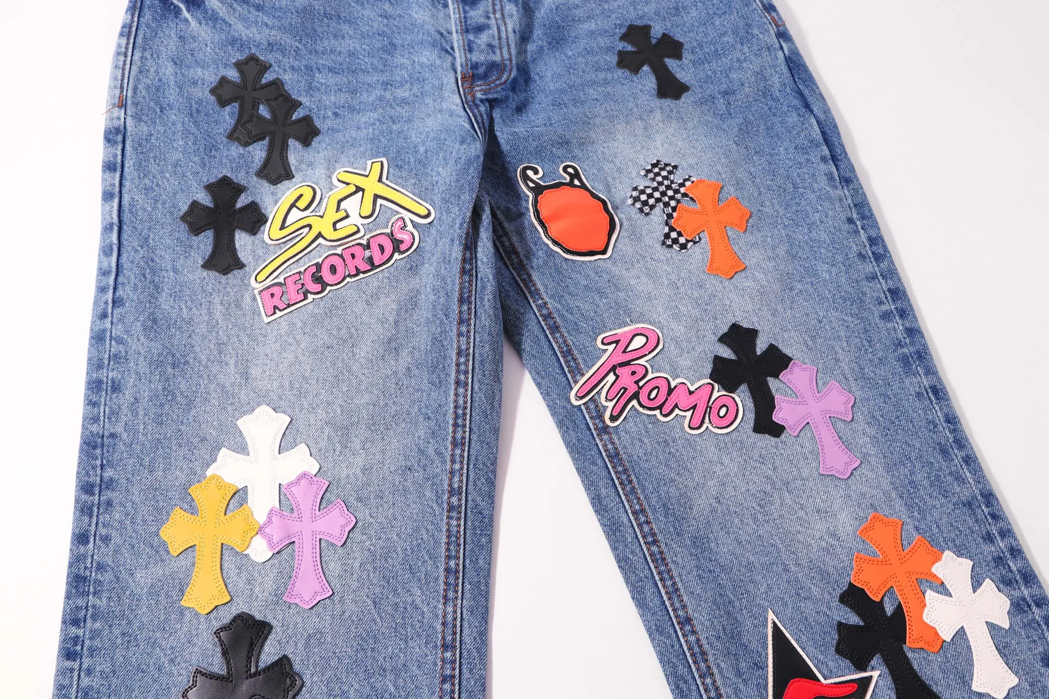 P300 Style number: H67 Croxin & 𝐂𝐡𝐫𝐨𝐦𝐞 𝐇𝐞𝐚𝐫𝐭 ss25 blue SEX mosaic leather jeans. Styles with different washed textures are very friendly to people with thin legs and thick legs. The slightly flared version perfectly modifies the leg shape. The timeless and moderate length makes it easy to match and match. It is the basis for various styles and is a must-have in your wardrobe! The fabric is stiff but also makes the upper body soft without losing texture. The washing process is even more perfect. It is a must-have item for everyone! ! ! Washed wheat, hang tag, pants label, three labels complete Color: blue Size: 28-30-32-34-36
